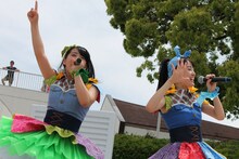 左から坂本遥奈、咲良菜緒。