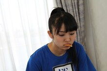イベント本番前に腹ごしらえする咲良菜緒。
