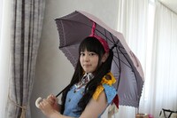 室内で日傘をさす安藤ゆず。