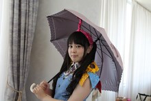 室内で日傘をさす安藤ゆず。