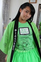 「いいくらし」Tシャツで決める坂本遥奈。