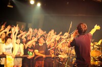 ピエール中野のライブの様子。（撮影：西槇太一）