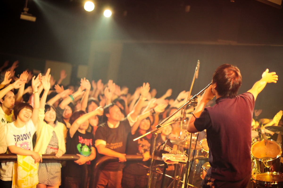 ピエール中野のライブの様子。（撮影：西槇太一）