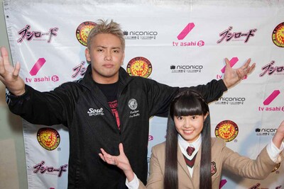 オカダ・カズチカ（新日本プロレス）と撮影する田口華（さくら学院）。