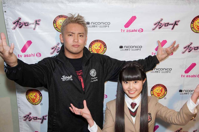 オカダ・カズチカ（新日本プロレス）と撮影する田口華（さくら学院）。