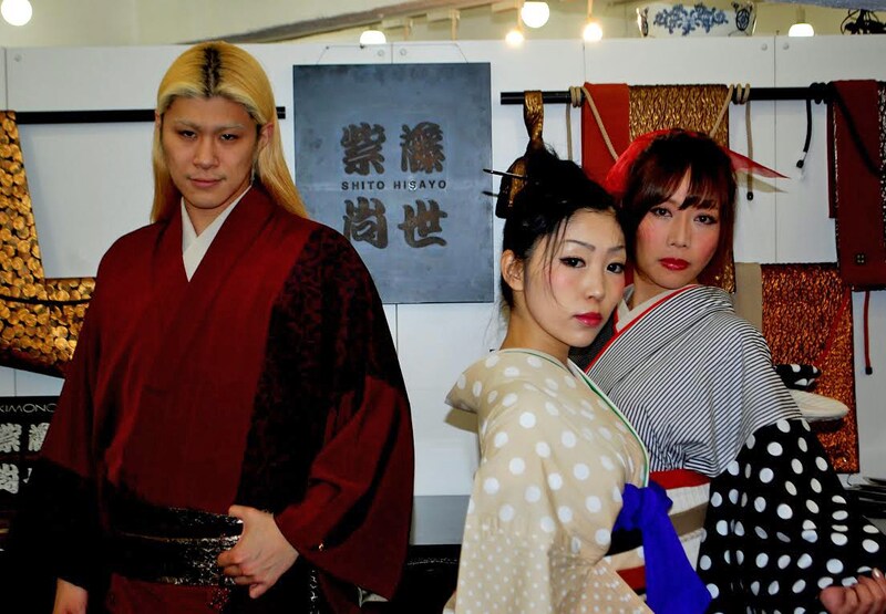 左からプロデューサー・TOMORO、雛菊、SAYALA。