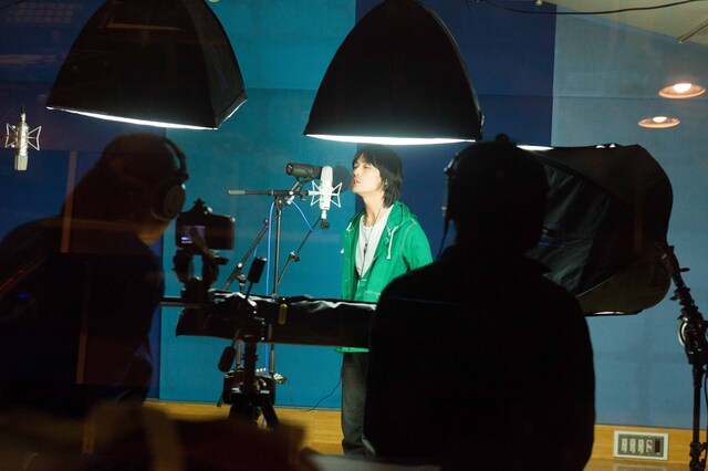 映像撮影&レコーディング中のトクマルシューゴ。