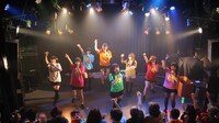 4月12日に東京・新宿MARZで開催された「ゆるめるモ！【ちー坊復帰＆生誕ライブ】～8人だよ！ ＼全員集合／～」の模様。