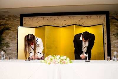 9thアルバムのタイトルが現段階で発表できないことを謝罪し、深々と頭を下げるほっちゃん（左）と謎の中年男性（右）。