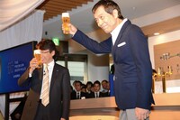 乾杯の発声を行った矢沢。