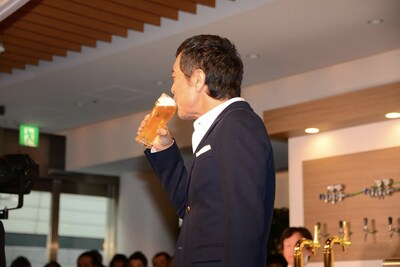「乾杯！」と言って「ザ・プレミアム・モルツ」を飲む矢沢永吉。