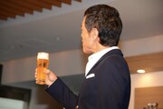 「ザ・プレミアム・モルツ」を飲んで「おいしいですね」とつぶやく矢沢。
