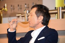 トークセッション中に「ザ・プレミアム・モルツ アロマ」を試飲する矢沢永吉。