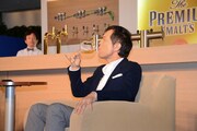 ワインのように口の中で転がして「ザ・プレミアム・モルツ アロマ」を堪能する矢沢。