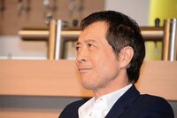 上を見ながら考える矢沢。