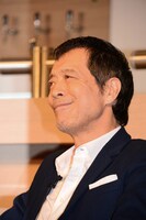 ほほ笑む矢沢。