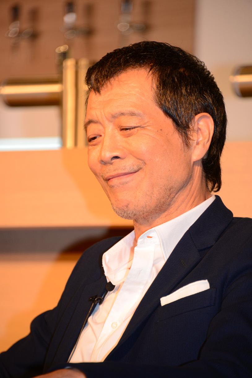 うつむきながらほほ笑む矢沢。