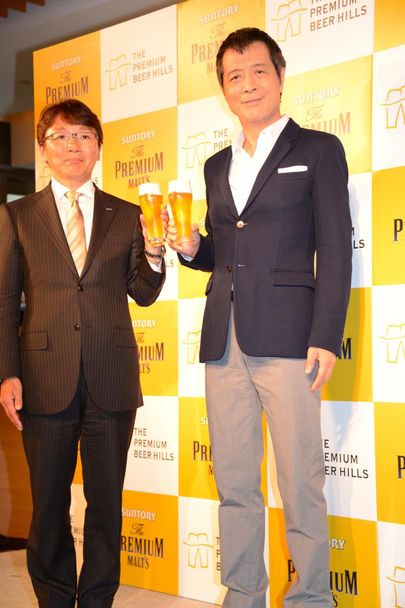 左からサントリーの水谷徹ビール事業部長、矢沢永吉。 - 矢沢