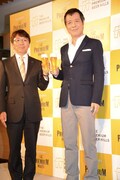 左からサントリーの水谷徹ビール事業部長、矢沢永吉。