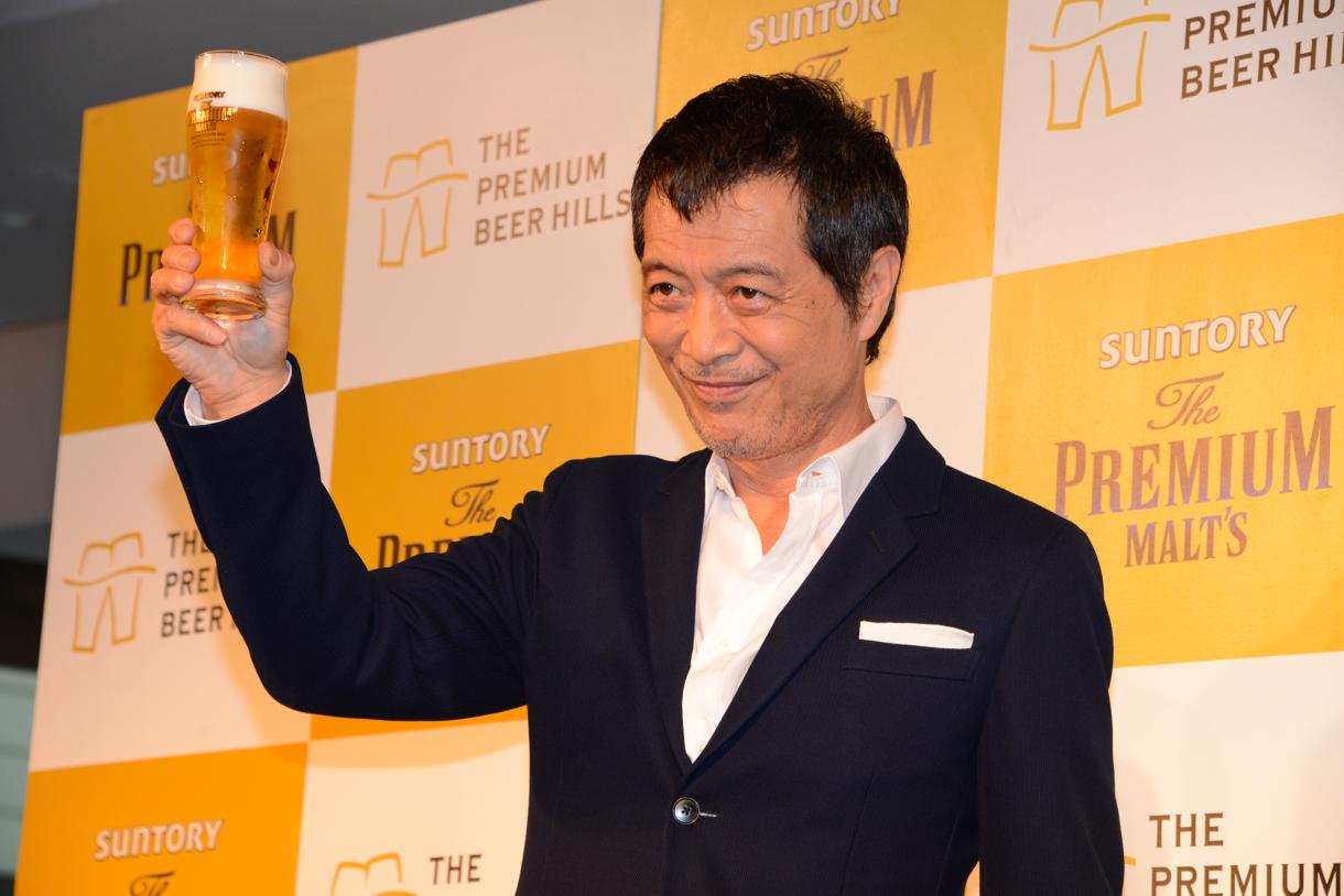 「ザ・プレミアム・モルツ」を掲げる矢沢永吉。
