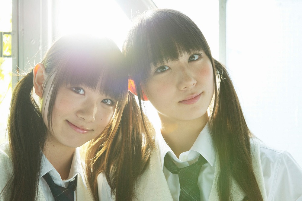 左からAsuka（姉）、kyoka（妹）。