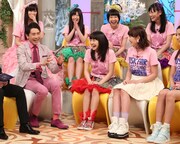 郷ひろみ、ももいろクローバーZ、E-girlsによるトークの様子。