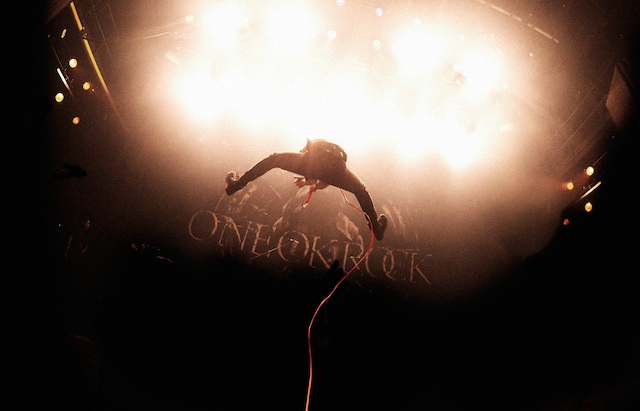 映画「FOOL COOL ROCK! ONE OK ROCK DOCUMENTARY FILM」ポスターに使用されたライブ写真。
