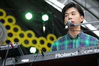 ceroの荒内佑（Key, Sampler, Bass）。