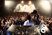 山崎正太郎（Dr）の髪の毛を刈る砂川一黄（G）。