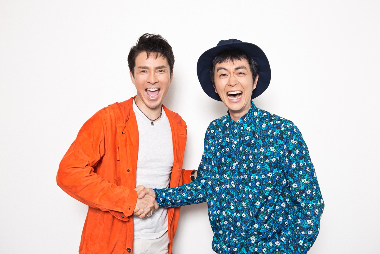 固い握手を交わす郷ひろみ（左）とヒャダイン（右）。