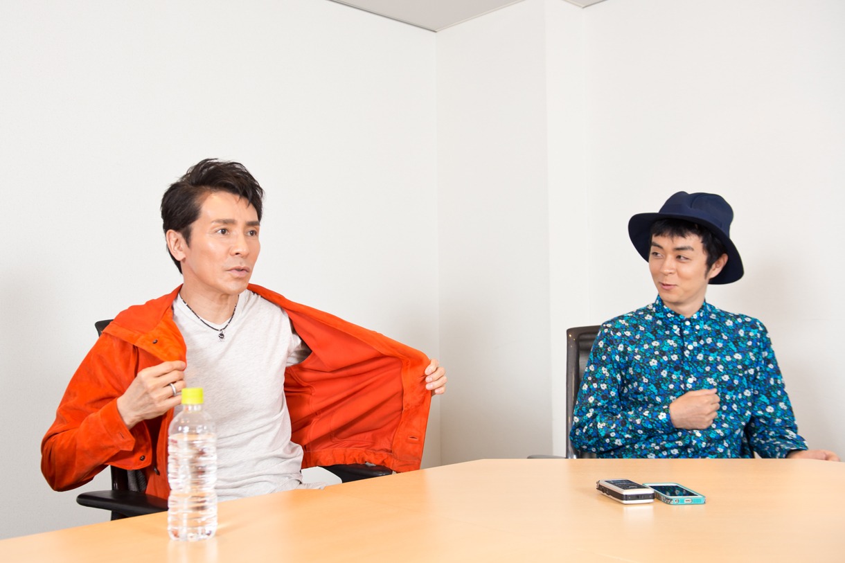 “ジャケットプレイ”誕生秘話を語る郷ひろみ（左）。
