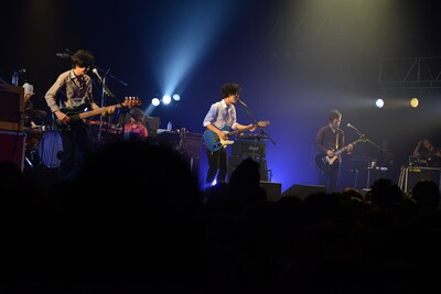 GRAPEVINE「IN A LIFETIME」東京・SHIBUYA-AX公演の様子。（撮影：塩田正幸）