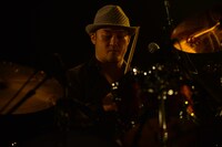 亀井亨（Dr）（撮影：塩田正幸）