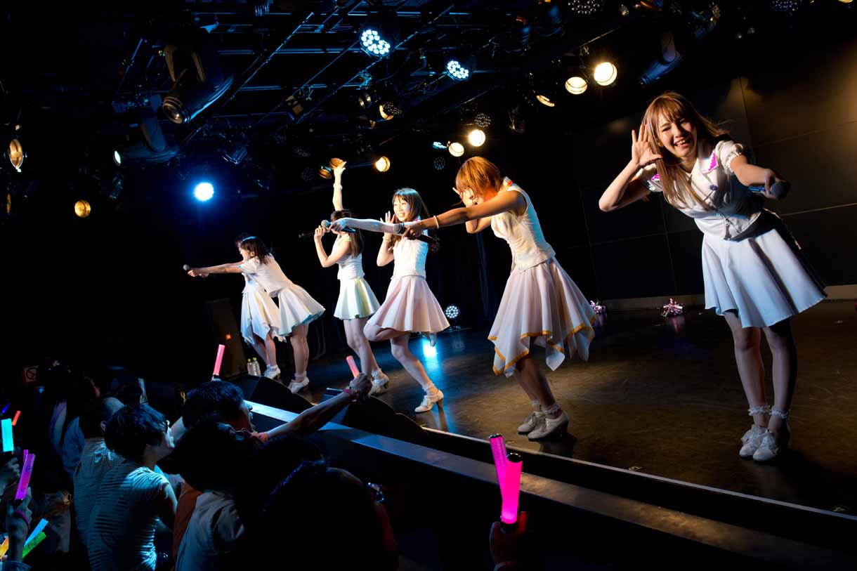 愛乙女★DOLL定期公演の様子。