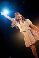 ソロ曲「二文字ラブレター」を歌唱する芦崎麻耶。