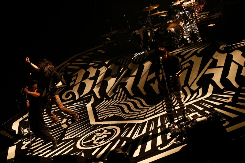 「超克」のキービジュアルが描かれたステージでパフォーマンスするBRAHMAN。（Photo by Tsukasa Miyoshi[Showcase]）