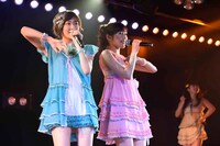 AKB48チームB公演の様子。 左から生駒里奈（乃木坂46 / AKB48チームB兼任）、渡辺麻友。 (c)AKS