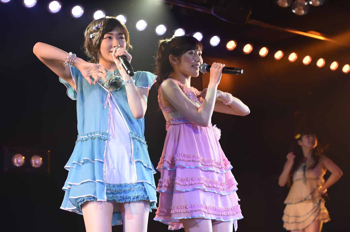 AKB48チームB公演の様子。 左から生駒里奈（乃木坂46 / AKB48チームB兼任）、渡辺麻友。 (c)AKS