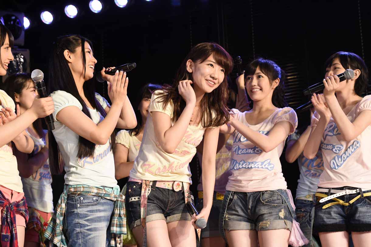 「AKB48 37thシングル選抜総選挙 夢の現在地～ライバルはどこだ？～」速報発表中のAKB48チームBの様子。 (c)AKS