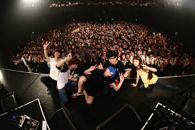 東京・SHIBUYA-AXに集まったファンと記念撮影するCzecho No Republic。