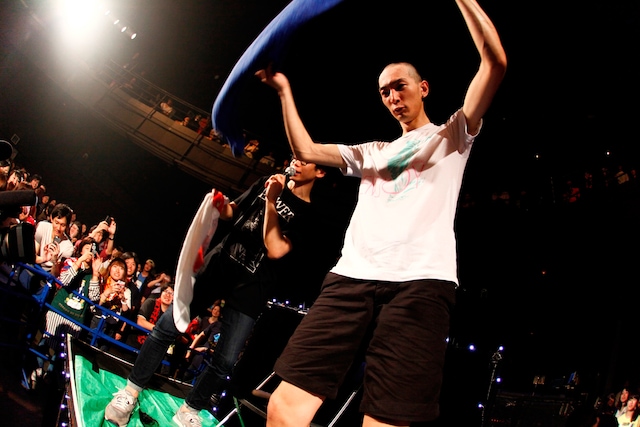 左から砂川一黄（G, Cho）、丸坊主になった山崎正太郎（Dr, Cho）。