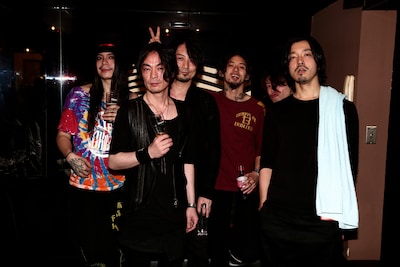 ライブ終了後のRIZEとBOOM BOOM SATELLITES。