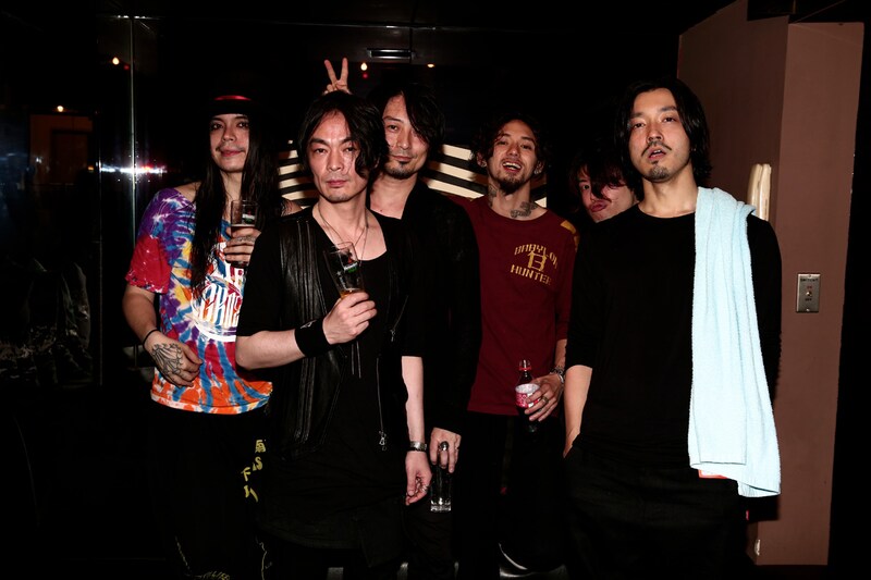 ライブ終了後のRIZEとBOOM BOOM SATELLITES。