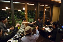 談笑する椎名林檎と「逆輸入～港湾局～」参加アレンジャーたち。