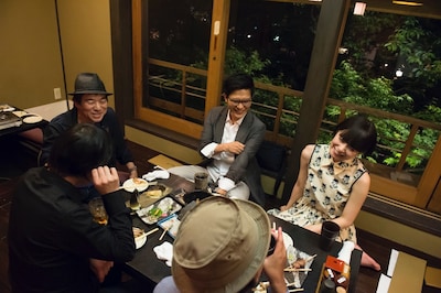 「生中継直前！椎名林檎 WOWOW特別番組 ～セルフカバーアルバム『逆輸入』の件」収録中の様子。