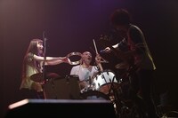 山崎正太郎（Dr, Cho）のもとに集まるタカハシマイ（Cho, Syn, G, Per）、武井優心（Vo, B）。