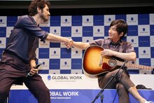 握手を交わす平井堅（左）と大沢たかお（右）。