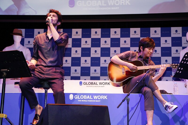 歌唱する平井堅（左）とギターを演奏する大沢たかお（右）。