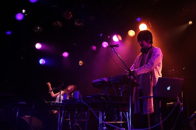 矢野顕子とsasakure.UKのセッションの様子。（撮影：天田輔）