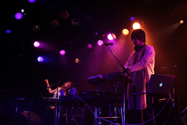 矢野顕子とsasakure.UKのセッションの様子。（撮影：天田輔）